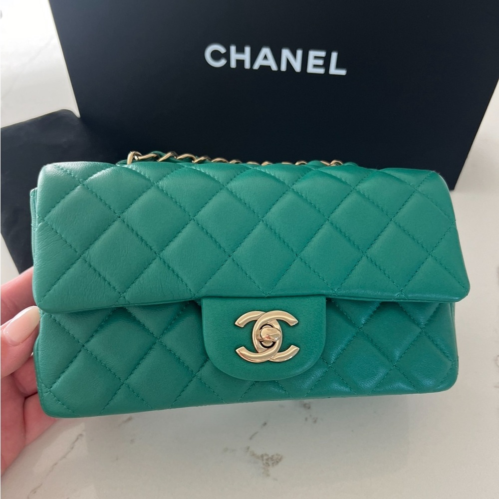 NEW AUTHENTIC CHANEL CLASSIC MINI FLAP from 22A 🦄